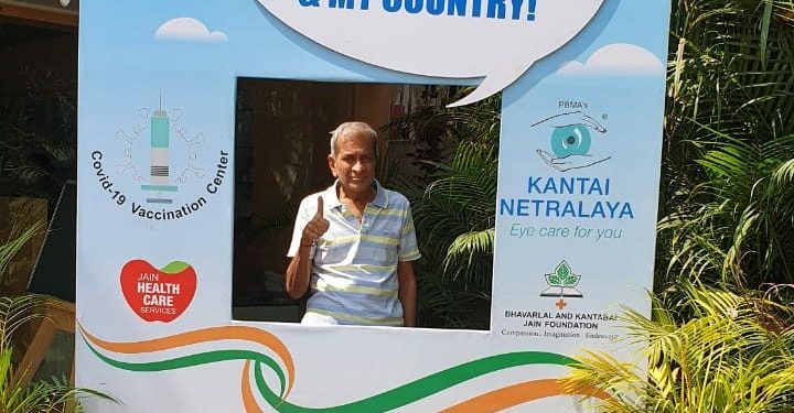 रमेशकुमार मुणोत यांनी पत्नी समवेत घेतली कोरोना लस