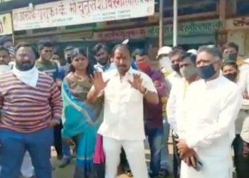 फळे व भाजीपाला मार्केट  मध्ये शेतकऱ्यांचे आंदोलन