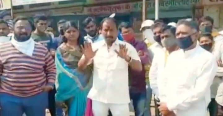 फळे व भाजीपाला मार्केट  मध्ये शेतकऱ्यांचे आंदोलन