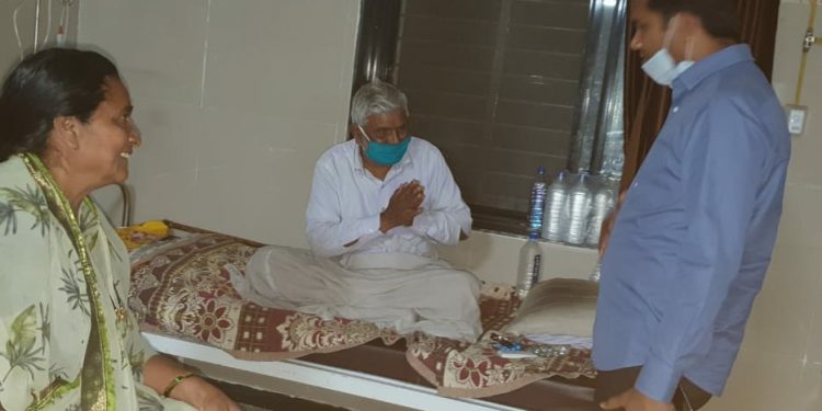 आमदार मंगेश चव्हाण यांची चाळीसगाव कोविड सेंटरला रात्री साडेबारा वाजता भेट