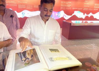 ‘सुमारे २२ फूट लांबीचा पुरंदरचा तहनामा’ बाबत… छत्रपती शिवाजी महाराजांशी संबंधित एतेहासिक कागदपत्रे प्रत्यक्ष  घेऊन पाहतांना अंगावर अक्षरशः शहारे येत होते….
