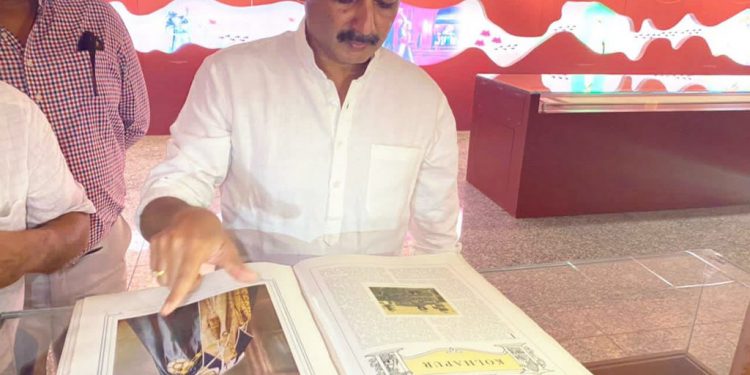 ‘सुमारे २२ फूट लांबीचा पुरंदरचा तहनामा’ बाबत… छत्रपती शिवाजी महाराजांशी संबंधित एतेहासिक कागदपत्रे प्रत्यक्ष  घेऊन पाहतांना अंगावर अक्षरशः शहारे येत होते….