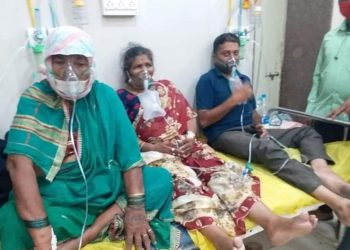 परिस्थिती गंभीर ; सरकारी रुग्णालयात एकाच बेड वर तीन रुग्ण बसून ऑक्सिजन लावून तर काही रुग्ण बेड विनाच घेत आहे उपचार…