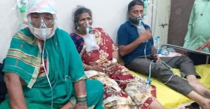 परिस्थिती गंभीर ; सरकारी रुग्णालयात एकाच बेड वर तीन रुग्ण बसून ऑक्सिजन लावून तर काही रुग्ण बेड विनाच घेत आहे उपचार…