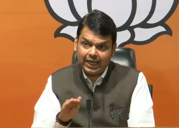 देवेंद्र फडणवीसांचा जितेंद्र आव्हाडांवर पलटवार …म्हणाले हा घ्या आपल्याला हवा असलेला ‘कागद’