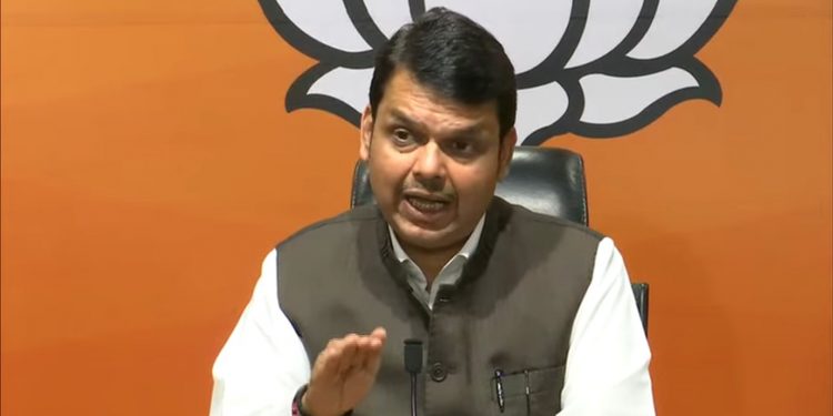 देवेंद्र फडणवीसांचा जितेंद्र आव्हाडांवर पलटवार …म्हणाले हा घ्या आपल्याला हवा असलेला ‘कागद’