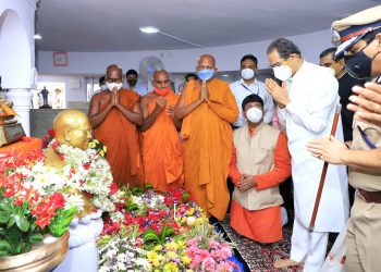चैत्यभूमीवर डॉ.बाबासाहेब आंबेडकर यांना मुख्यमंत्री उद्धव ठाकरे यांच्याकडून अभिवादन