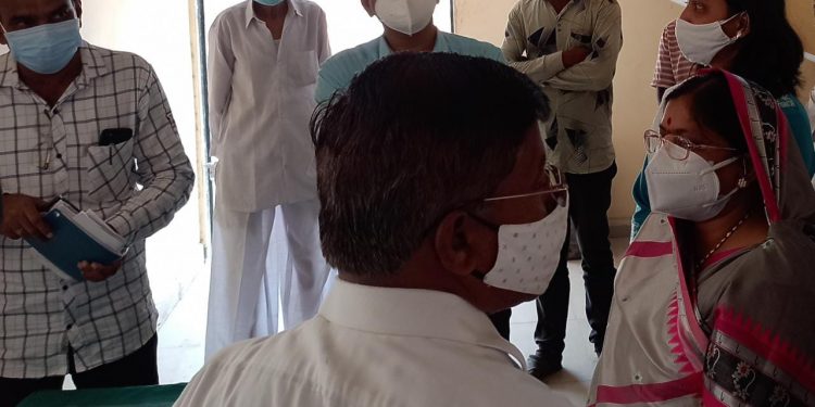 रावेर कोविड सेंटर जि. प.अध्यक्षा रंजना पाटील यांनी दिली भेट
