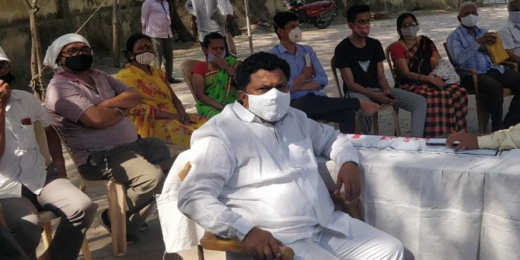 पाचोऱ्यात कोविड लसीकरणसाठी तब्बल सहा तास नागरीकांची ससेहोलपट ; कॉग्रेस आली मदतीला