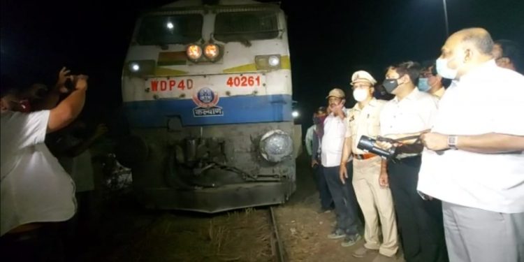 रेल्वेमार्गावरुन ऑक्सिजन टँकर वाहतुकीचा पहिलाच प्रयोग ‘ऑक्सिजन एक्स्प्रेस’ विशाखापट्टणमला रवाना