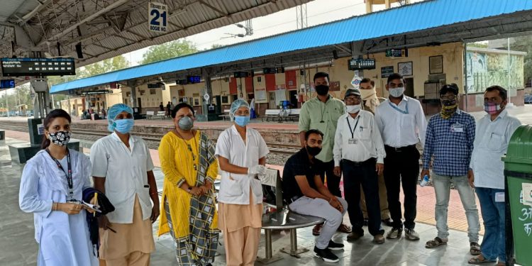पाचोरा रेल्वे स्थानकावर प्रवाशांची कोविड चाचणीला सुरवात ; आज एक पॉझिटिव्ह रुग्ण आढळला