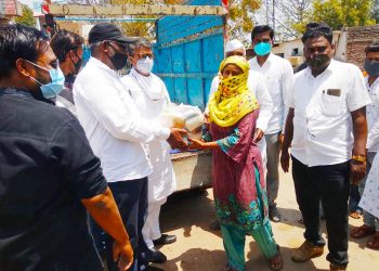 रावेर राष्ट्रवादीचे शहराध्यक्ष मेहमूद शेख यांच्या तर्फे 50 किराणा किट चे वाटप