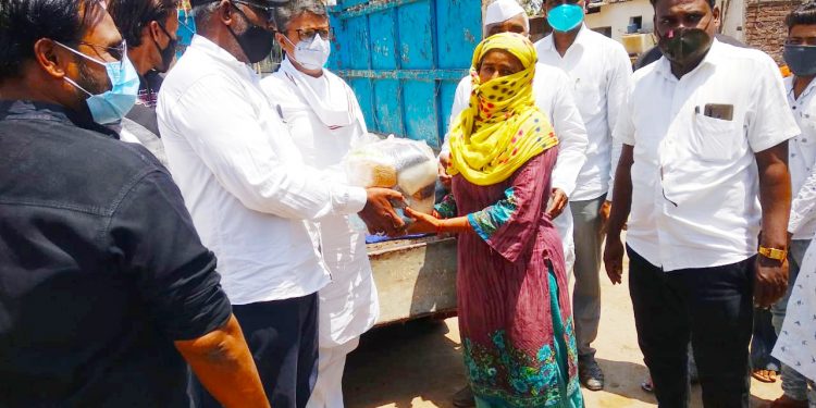 रावेर राष्ट्रवादीचे शहराध्यक्ष मेहमूद शेख यांच्या तर्फे 50 किराणा किट चे वाटप