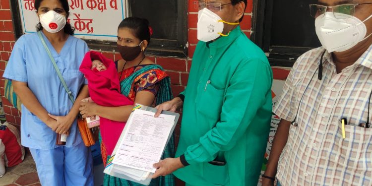 नवजात शिशु ची कोरोनावर मात ; २७ व्या दिवशी आईसह बाळाचा डिस्चार्ज