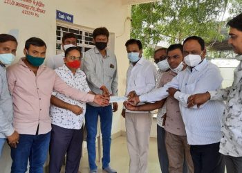 बोदवड जिनींग असोसिएशनच्या वतीने दोन लाखाचा धनादेश आ. चंद्रकांत पाटिलांकडे सुपूर्द