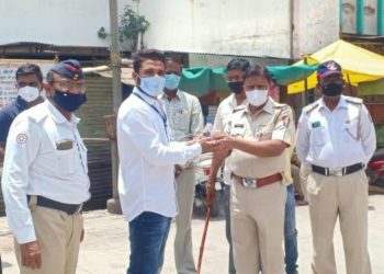 पाचोऱ्यात पोलीस बॉईज असोसिएशनच्या वतीने कर्तव्यवार असणाऱ्या पोलीस कर्मचाऱ्यांना शीतपेय वाटप