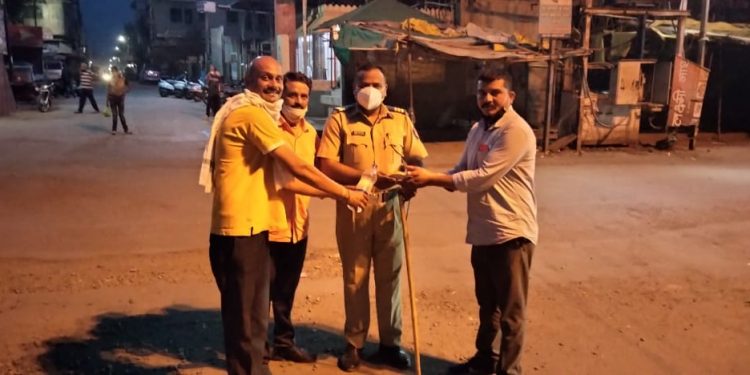 जळगाव शहरात कर्तव्यावर असणाऱ्या पोलिस बांधवाना जेवण वाटप