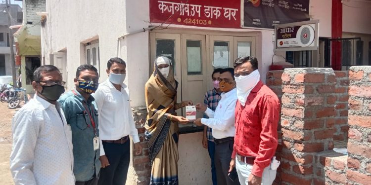 पोष्टाच्या विम्यातील मयताच्या वारसास दोन लाखाचा धनादेशाचे वितरण