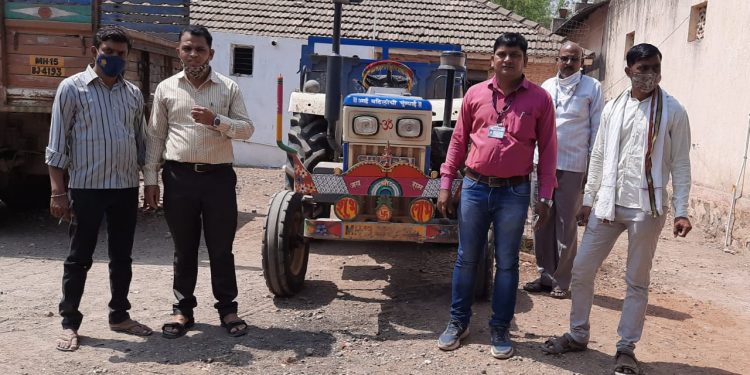 यावलच्या महसुल पथकाने केलेल्या कार्यवाहीत गौण खनिजची वाहतुक करणारे ट्रॅक्टर हे बेवारस स्थितीत जप्त