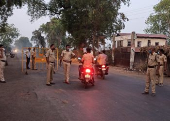 विवरा गावात पोलीस विभाग ‘ऍक्शन मोड’ मध्ये.. रिकामटेकडे फिरणाऱ्यांकडून दंडही केला वसुल