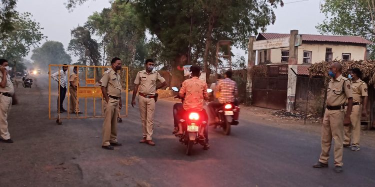विवरा गावात पोलीस विभाग ‘ऍक्शन मोड’ मध्ये.. रिकामटेकडे फिरणाऱ्यांकडून दंडही केला वसुल
