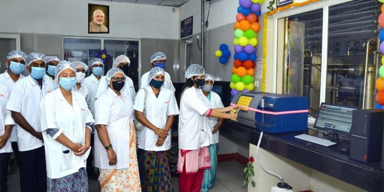 जळगाव दूध संघात अत्याधुनिक मिल्कोस्कॅन सयंत्राचे खा.रक्षाताई खडसे यांच्या हस्ते उद्घाटन