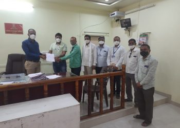 फैजपुर कोवीड ऑक्सीजन सेन्टर ला शिक्षकांनी केली चार लाखांची मदत