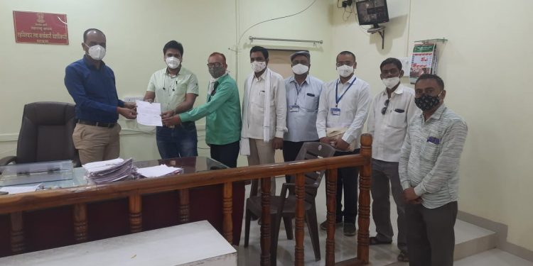 फैजपुर कोवीड ऑक्सीजन सेन्टर ला शिक्षकांनी केली चार लाखांची मदत