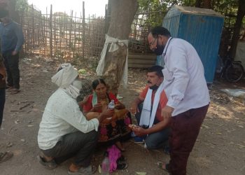 आजी बाईंच्या मदतीला धावले सामाजिक कार्यकर्ते मनोज ठाकरे, संजय धनुरे
