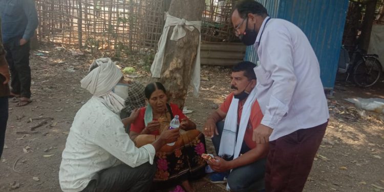 आजी बाईंच्या मदतीला धावले सामाजिक कार्यकर्ते मनोज ठाकरे, संजय धनुरे