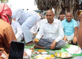 भाजप आमदारासह इतरांनी ‘सामूहिक मुंडन’ करीत तिघाडी सरकारचं ‘तेरावं ‘ घातलं…