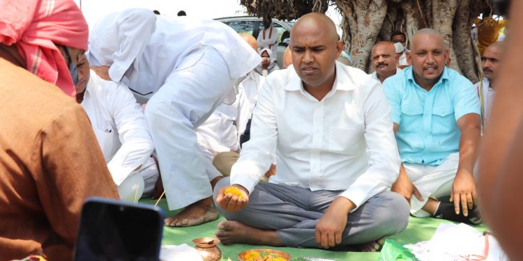 भाजप आमदारासह इतरांनी ‘सामूहिक मुंडन’ करीत तिघाडी सरकारचं ‘तेरावं ‘ घातलं…