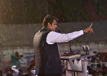 पंढरपूरातील सभा आणि फडणवीसांचा ‘तो’ फोटो सोशल मीडियात चर्चेत…