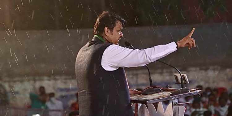 पंढरपूरातील सभा आणि फडणवीसांचा ‘तो’ फोटो सोशल मीडियात चर्चेत…