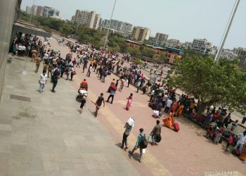 लॉकडाऊन च्या भितीनं लोकमान्य टिळक टर्मिनसवर प्रवाशांची गर्दी ; रेल्वे प्रशासनानं केलं ‘हे’आवाहन