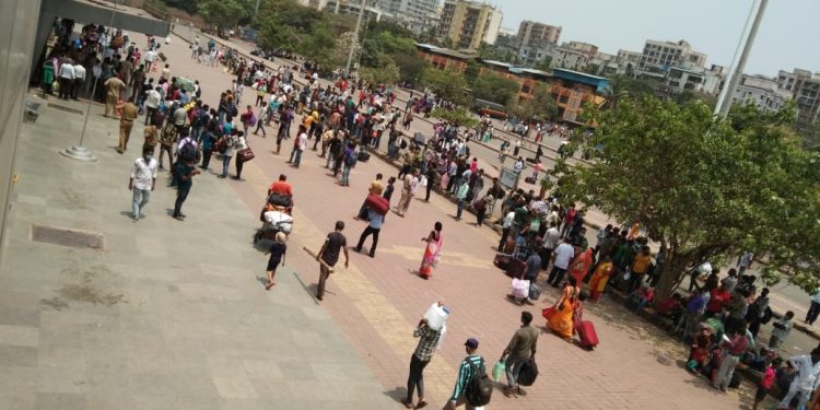 लॉकडाऊन च्या भितीनं लोकमान्य टिळक टर्मिनसवर प्रवाशांची गर्दी ; रेल्वे प्रशासनानं केलं ‘हे’आवाहन
