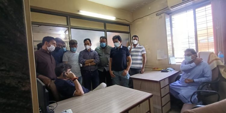 राज्यातील एक मंत्री ऑक्सिजन घेण्यासाठी थेट ऑक्सिजन उत्पादक कंपनीत ‘चार’ तास बसले….