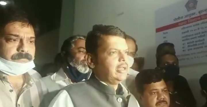 देवेंद्र फडणवीस यांच्यासह इतरांवर सरकारी कामात अडथळा आणल्या प्रकरणी गुन्हा  दाखल करून अटक करण्याची मागणी…