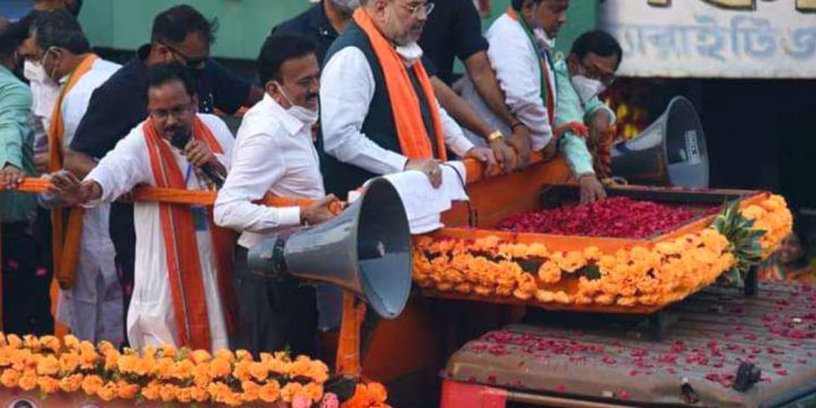 अमित शहांचा ‘रोड शो’ आणि गिरीश महाजनांचं नेहमीच्या अंदाजात नियोजन….