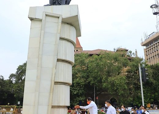 महाराष्ट्र दिनानिमित्त मुख्यमंत्री उद्धव ठाकरे यांचे हुतात्म्यांना अभिवादन