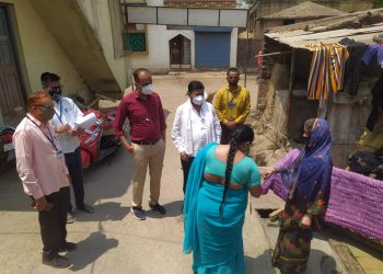 साकळी गावात आरोग्य सभापती व तहसीलदार यांच्या उपस्थितीत माझे कुटुंब माझी जबाबदारी कार्यक्रमाअंतर्गत सर्वेक्षण