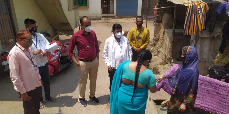 साकळी गावात आरोग्य सभापती व तहसीलदार यांच्या उपस्थितीत माझे कुटुंब माझी जबाबदारी कार्यक्रमाअंतर्गत सर्वेक्षण