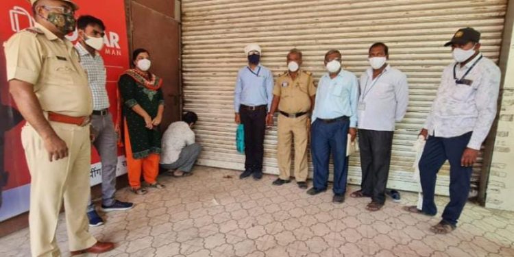 संचारबंदीच्या काळात दुकानात निघाले तब्बल २५० ग्राहक ; पालिकेकडून दुकान सील