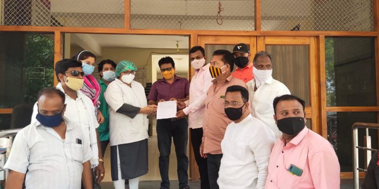 लसीकरण केंद्रासाठी वरणगांव ग्रामीण रुग्णालयात भाजयुमोचे आंदोलन