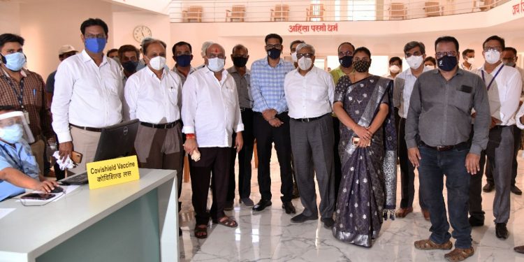 जळगाव शहरातील जैन स्वाध्याय भवन येथे आजपासून १८ ते ४४ वयोगटातील नागरिकांच्या लसीकरणाला सुरुवात