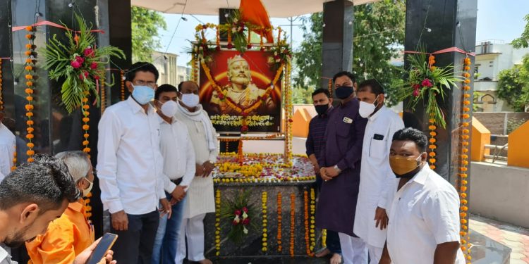 पाचोरा येथे छत्रपती संभाजी महाराज यांच्या जयंती निमित्त प्रतिमापूजन व रक्तदान शिबिर