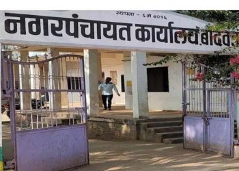 न. पा.मुख्याधिकार्यांच्या दालनात वाद करुन तोडफोड करणाऱ्या ‘त्या’ नगरसेवकासह अन्य सात जणांना नोटीस
