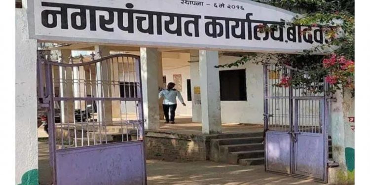 न. पा.मुख्याधिकार्यांच्या दालनात वाद करुन तोडफोड करणाऱ्या ‘त्या’ नगरसेवकासह अन्य सात जणांना नोटीस