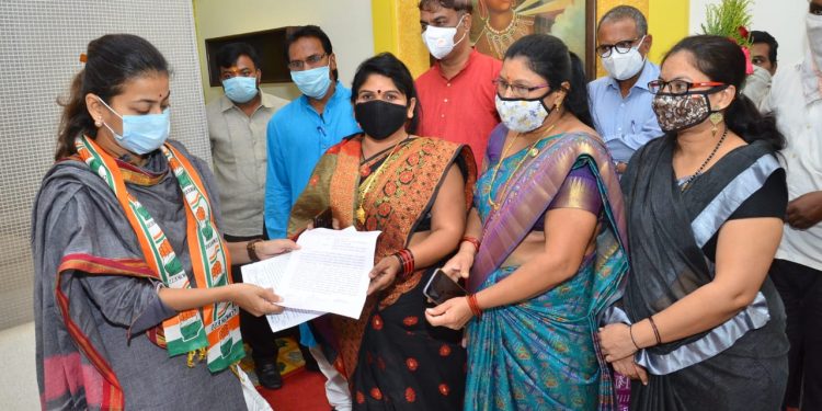 मागासवर्गीय समाज पदोन्नती आरक्षणाचा निर्णय रद्द करण्याबाबत आ. प्रणिती शिंदे यांना निवेदन