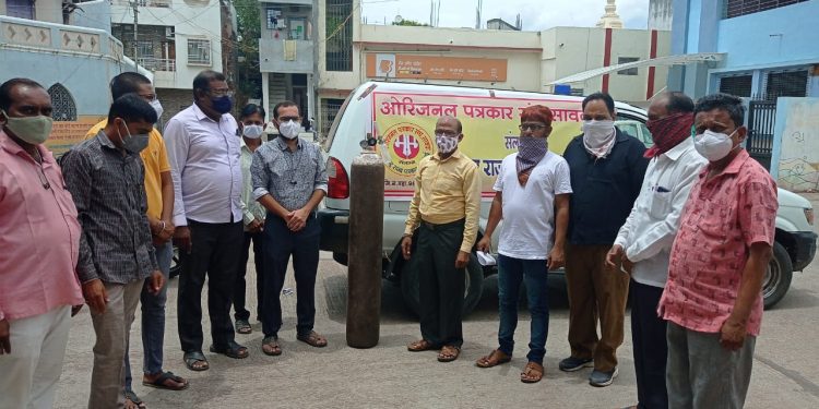 स्व. पत्रकार कैलाससिंग परदेशी व लीना अरोरा यांच्या स्मरणार्थ कोविड रुग्णासाठी ऑक्सिजन सेवा सुरू
